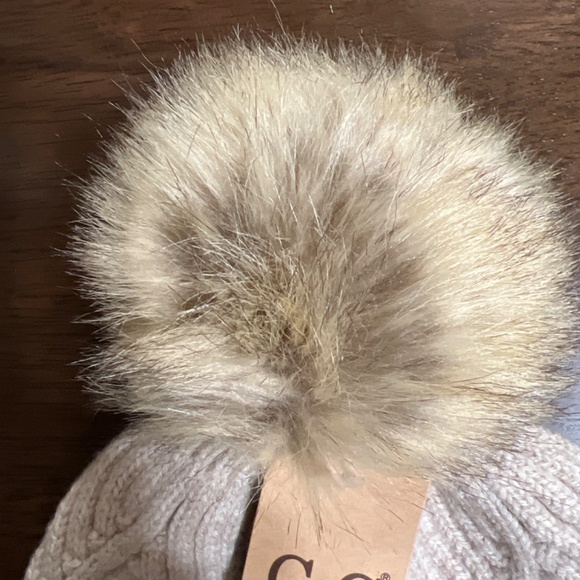 CC Exclusive Beanie With Pom Pom - Picture 4 of 9